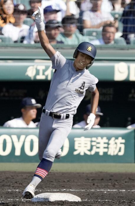 長野日大―青森山田　4回表、本塁打を放ち、笑顔で一塁を回る青森山田・佐藤洸＝甲子園