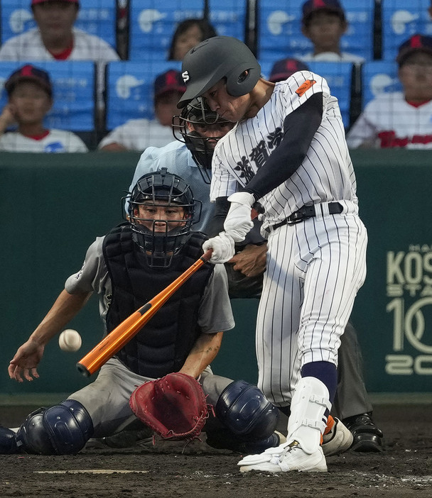 花巻東―滋賀学園　5回表滋賀学園2死一、三塁、脇本が中前に適時打を放つ。捕手千葉爽＝甲子園