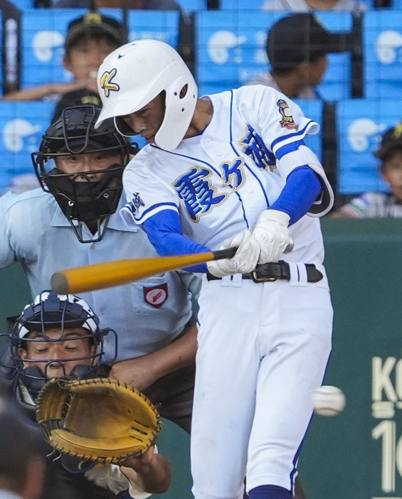 霞ケ浦―智弁和歌山　タイブレークの11回表霞ケ浦2死一、三塁、真仲が三塁へ適時内野安打を放つ。捕手上田＝甲子園