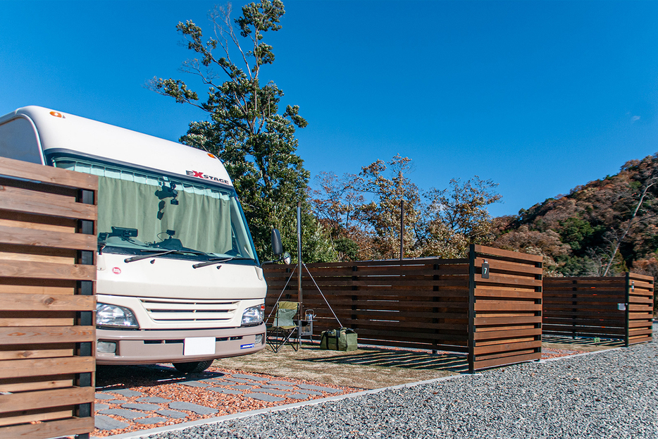 広々とした区画内にクルマを駐車して過ごすことができるRVパーク