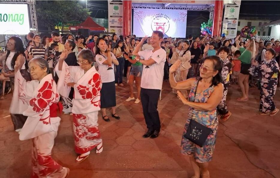 林禎二（はやし・ていじ）ブラジル大使（中央の男性）