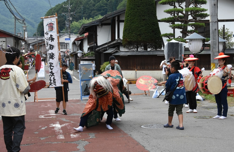 宿場まつりで獅子舞を披露する地元の保存会