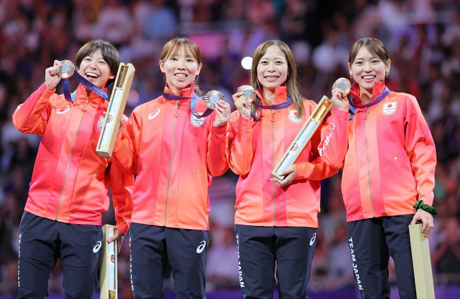 　銅メダルを獲得し喜ぶフェンシング女子フルーレ日本代表。（左から）宮脇花綸、上野優佳、菊池小巻、東晟良（撮影・吉澤敬太）＝１日