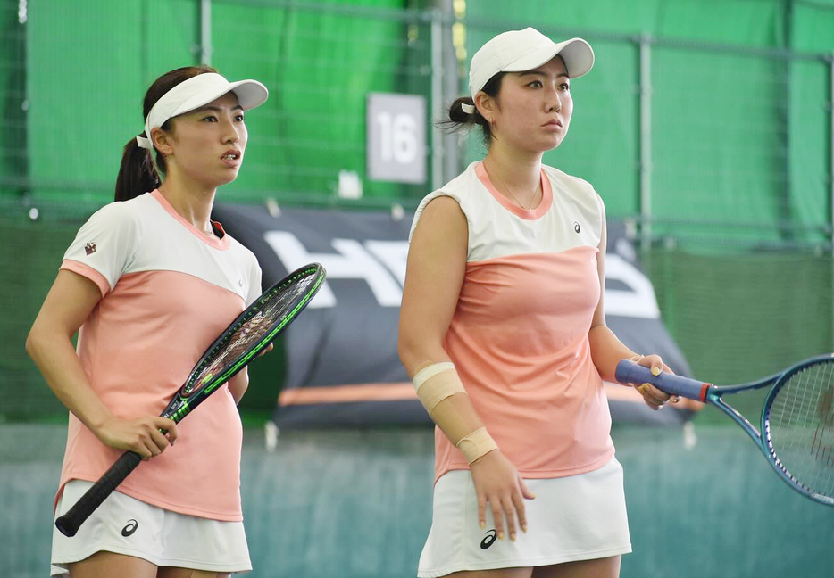 早稲田大学の齋藤優寧と金子さら紗[写真/全日本学生テニス連盟]