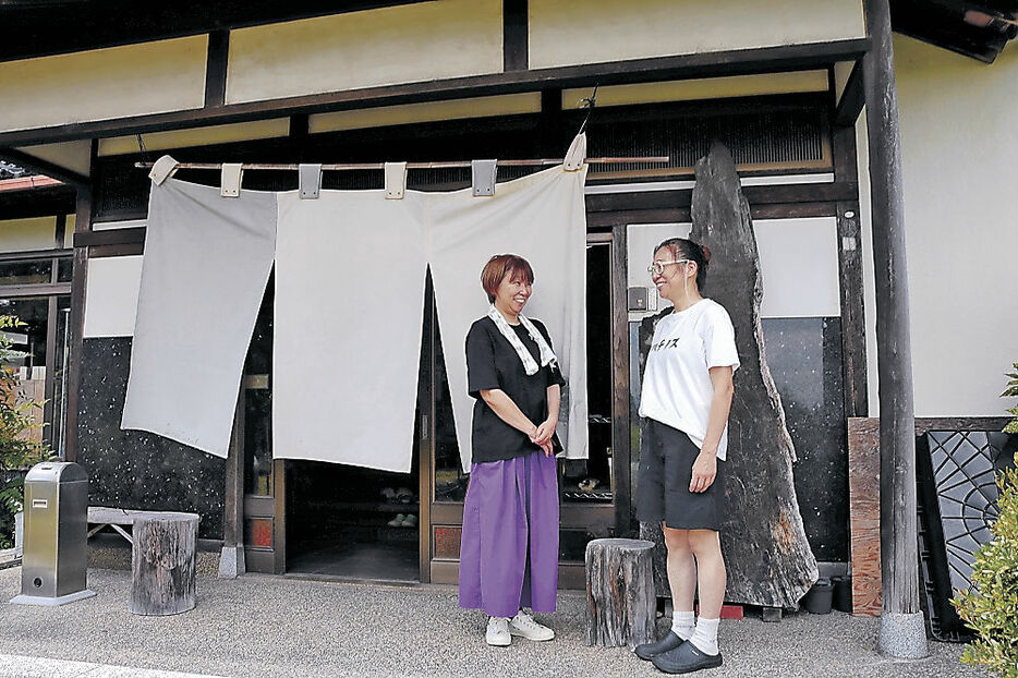 民泊のスタートに向けて意見を交わす茅原さん（右）と室河さん＝高岡市の蜂の巣