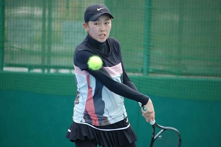 「2024年全日本学生テニス選手権大会」（三重・四日市テニスセンター）で女子シングルス予選決勝に進出した滝沢萌夏（専修大学3年）（写真提供◎全日本学生テニス連盟）