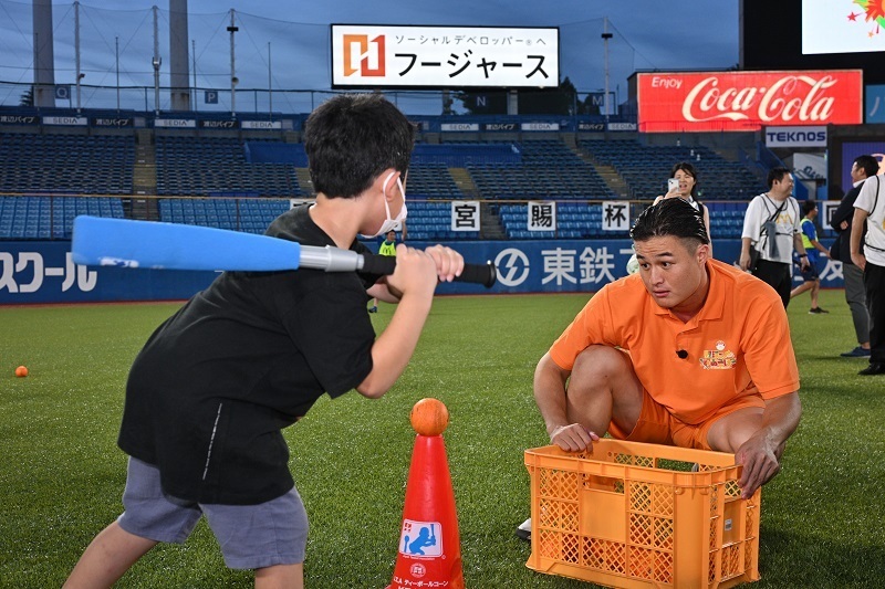 参加者にアドバイスをする、お笑いコンビ「ティモンディ」高岸宏行さん（右）