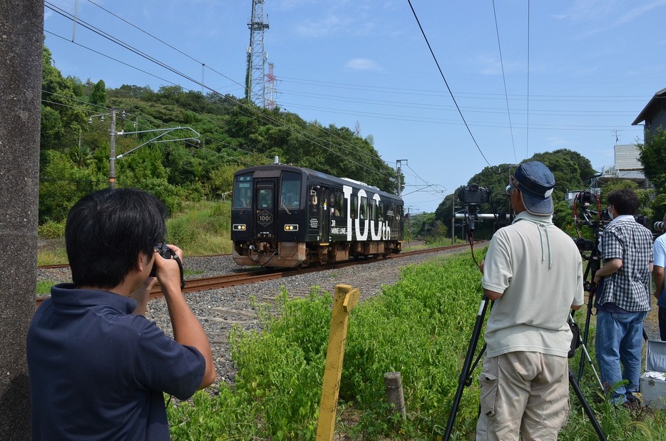 〝撮り鉄〟の熱い視線を受けながら走るラッピング車両（東高泊で）