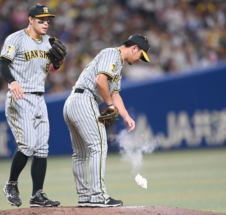 　４回、中日打線につかまる伊藤将（撮影・飯室逸平）