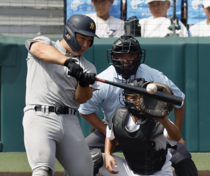 石橋戦で先制2ランを放つ青森山田・原田＝甲子園