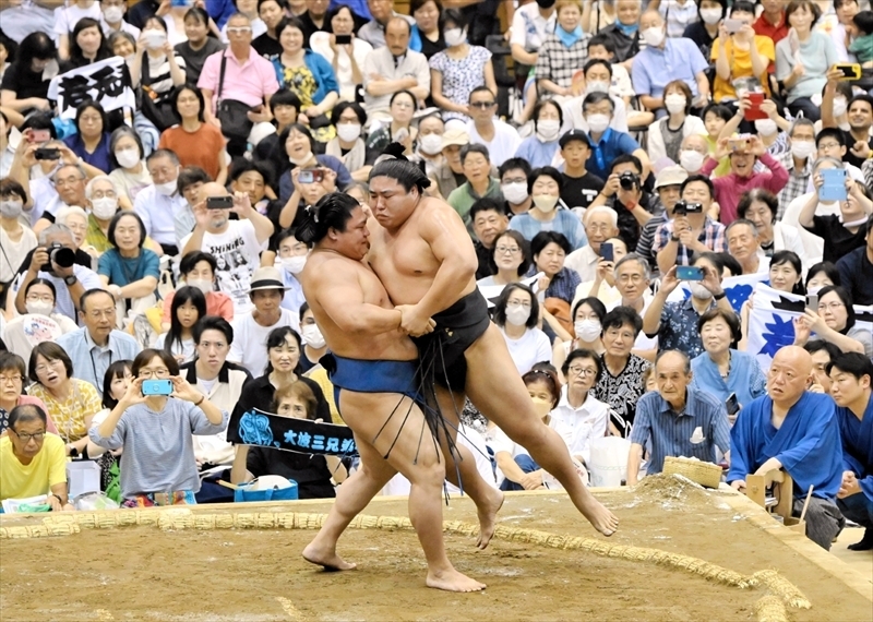 古里のファンの前で初の兄弟対決を繰り広げる若元春（右）と若隆景