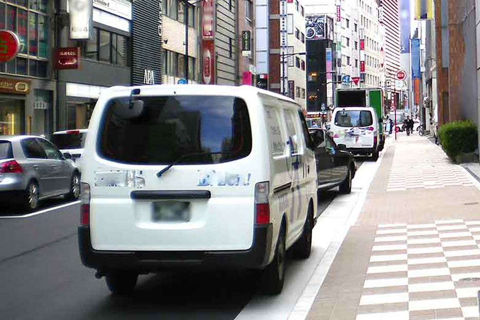 路上駐車（停車）をする際、左側にクルマを寄せるのは一般的だが、一方通行の道に関しては、右側に停めているクルマを見ることがある。しかし、これは立派な交通違反だ。ただし、緊急車両に道を譲る際は、右に寄せて停車することも認められている。