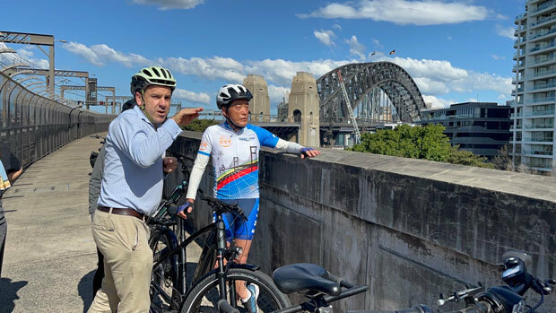 自転車で視察した中村県知事（右）とマクリーンＣＥＯ