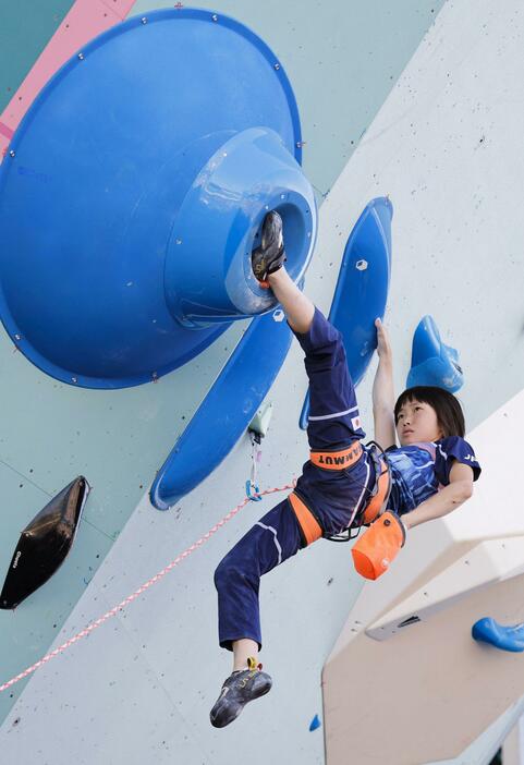 女子複合決勝　森秋彩のリード＝パリ郊外（共同）