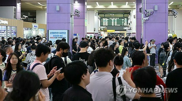 南東部・大邱の東大邱駅。脱線事故の影響で遅れが生じ、列車を待つ乗客で混雑した＝18日、大邱（聯合ニュース）