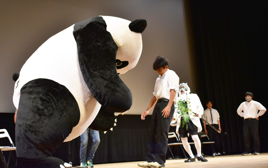 第1回根高塾で幸運のヘッドバッドを受ける生徒