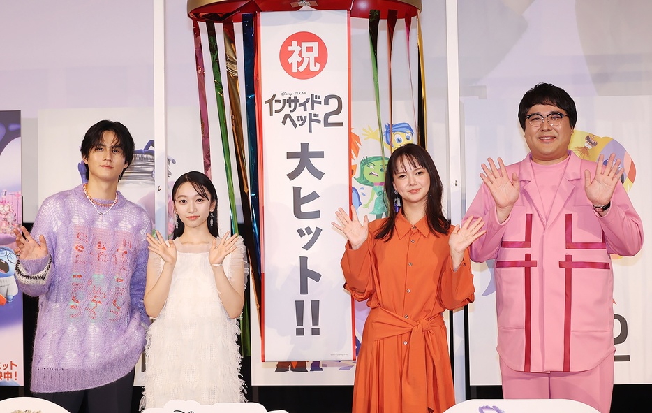 舞台あいさつに登壇した武内駿輔、横溝菜帆、多部未華子、マヂカルラブリー・村上(写真左から)