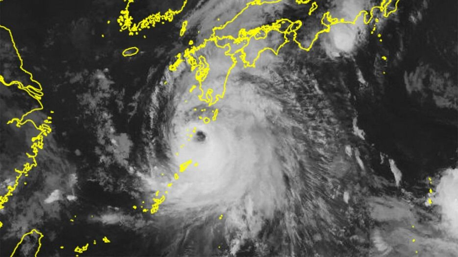 日本列島に近づく台風10号＝2024年8月28日（気象庁提供、AFP＝時事）