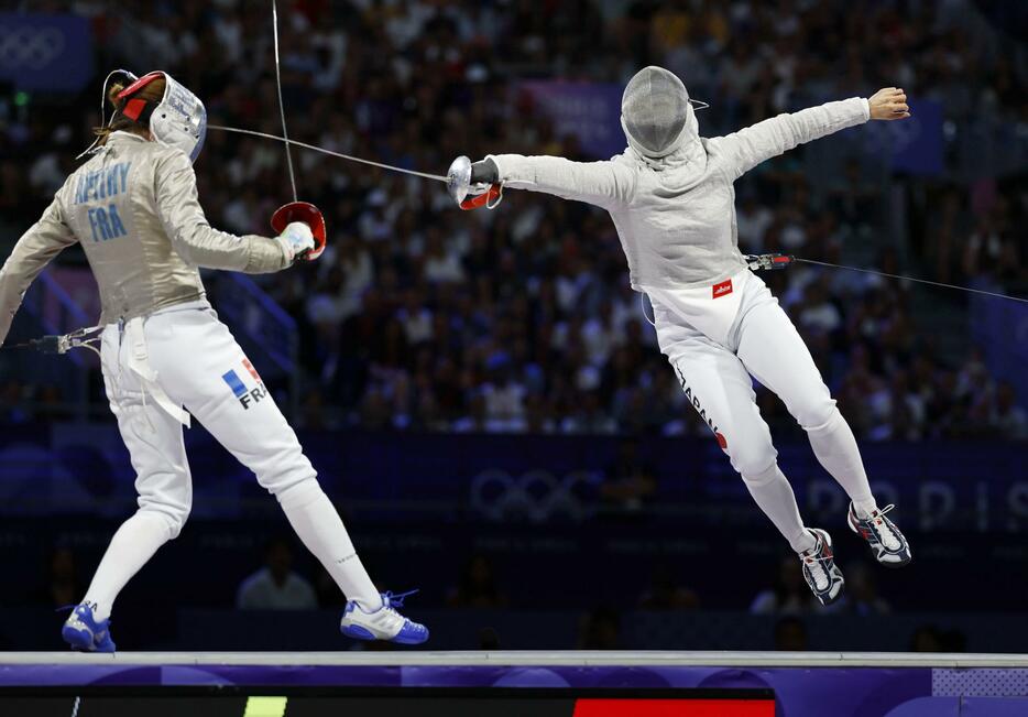 女子サーブル団体3位決定戦　フランス選手（左）からポイントを奪う高嶋理紗＝パリ（共同）