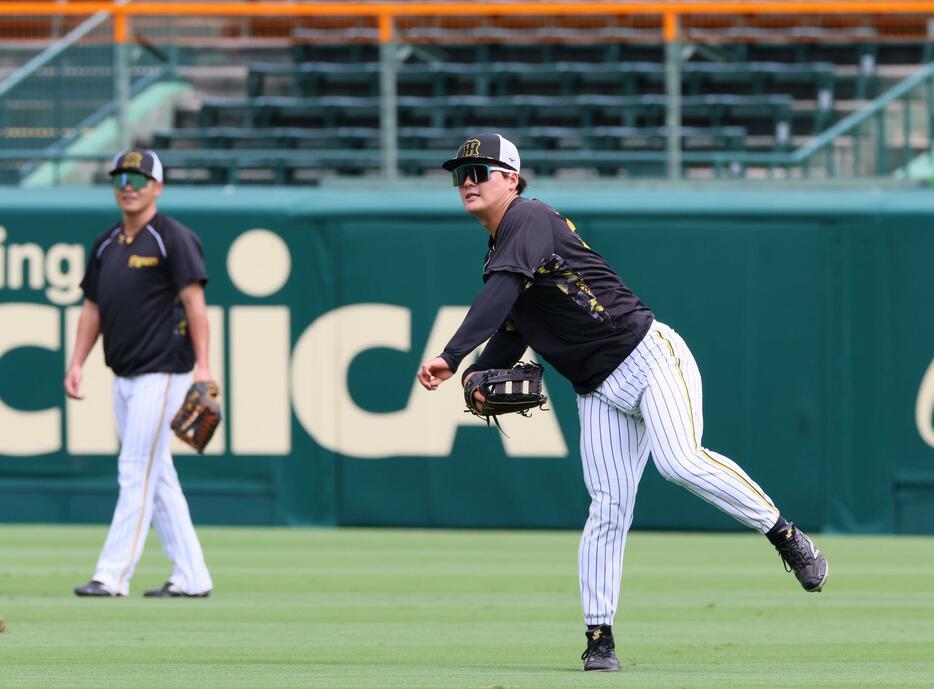 　外野でノックを受けて送球する前川（撮影・立川洋一郎）