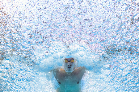 第20回世界水泳選手権、競泳男子50メートルバタフライ準決勝。レースに臨むフランスのマキシム・グルセ（2023年7月23日撮影）。