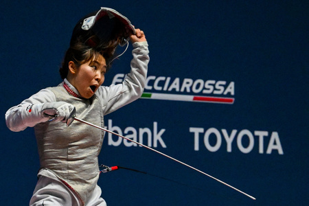 フェンシング世界選手権、女子フォイル団体3位決定戦、日本対米国。勝利を喜ぶ上野優佳（2023年7月29日撮影）。