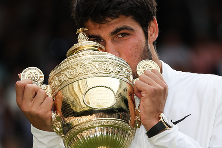 テニス、ウィンブルドン選手権、男子シングルス決勝。トロフィーにキスするカルロス・アルカラス（2023年7月16日撮影）。