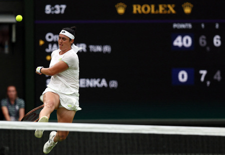 テニス、ウィンブルドン選手権、女子シングルス準決勝。ボールを蹴るオンス・ジャバー（2023年7月13日撮影）。