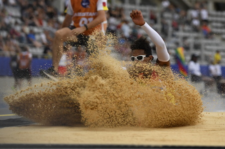 世界パラ陸上競技選手権、男子走り幅跳び（視覚障害T11）決勝に臨むスペインのエドゥアルド・マヌエル・ウセダ・ノバス（2023年7月9日撮影）。