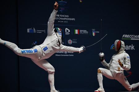 フェンシング世界選手権、男子エペ個人準決勝。試合に臨むイタリアのダビデ・ディベロリ（左）とフランスのロマン・キャノヌ（2023年7月26日撮影）。