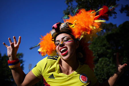 サッカー女子W杯オーストラリア・ニュージーランド大会、グループH、コロンビア対韓国。カメラに向かってポーズを取るコロンビアのサポーター（2023年7月25日撮影）。