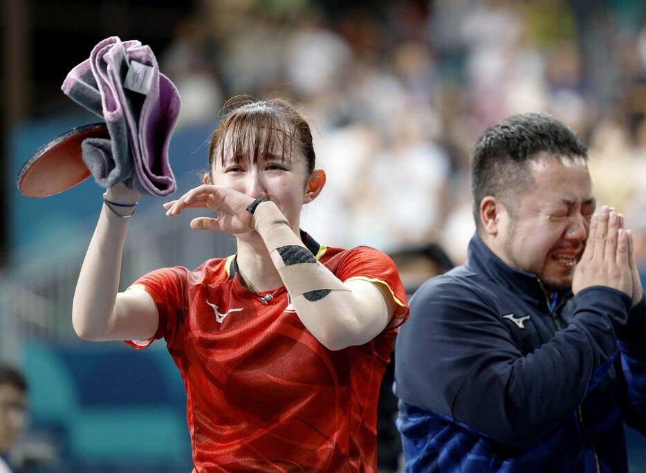 女子シングルスで銅メダル獲得を決め、感極まる早田ひな（左）＝パリ（共同）