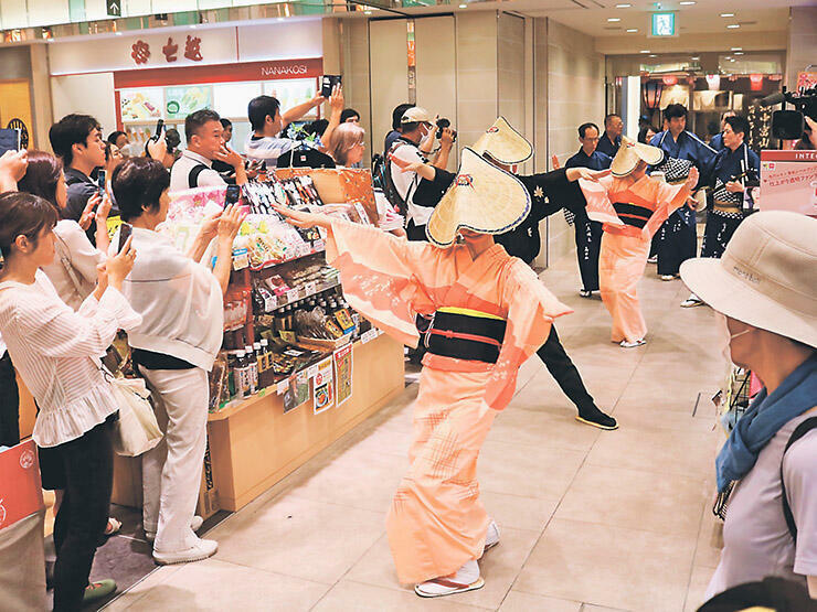 おわらを披露する踊り手や地方衆