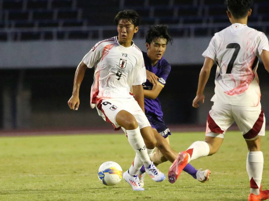 後半から出場のU-17日本代表FW大石脩斗(鹿児島城西高)が前線で起点になり続け、広島ユース撃破の立て役者に(Taro YOSHIDA)