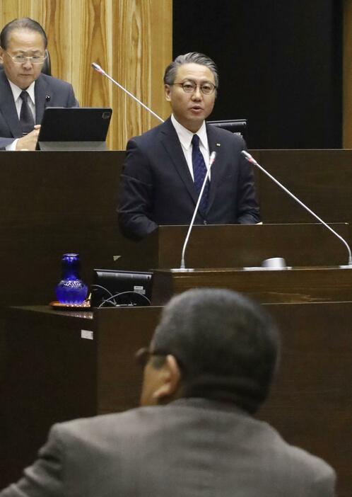 長崎県議会の全員協議会で説明する大石賢吾知事＝5日午前