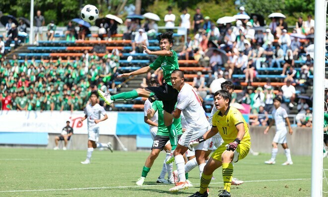 真夏に開催されるインターハイ。酷暑を考慮し、今大会から男子サッカー競技の開催地は福島県に固定した。写真：滝川敏之