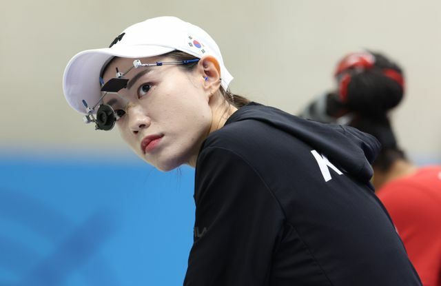 特殊なめがねをつける射撃・韓国代表のキム・イェジ選手(写真：新華社/アフロ)