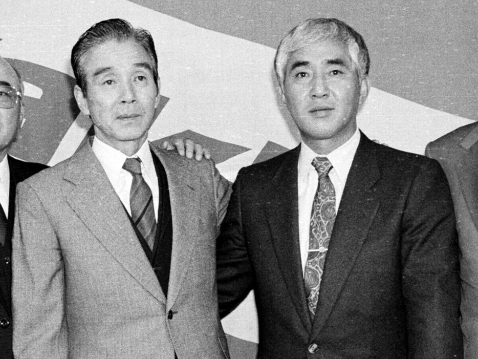 86年オフ、ヤクルトの監督に就任した関根潤三（写真左）は安藤統男をコーチとして招いた　photo by Sankei Visual