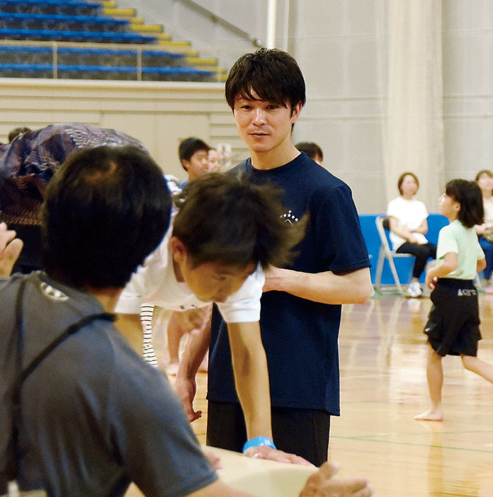 教室で指導する内村航平さん＝18日、熊谷市上川上の彩の国くまがやドーム