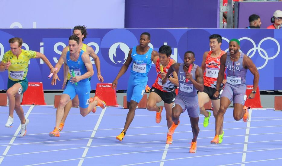 　桐生祥秀（右から２人目）からバトンを受け取ったアンカーの上山紘輝（同４人目）＝撮影・吉澤敬太