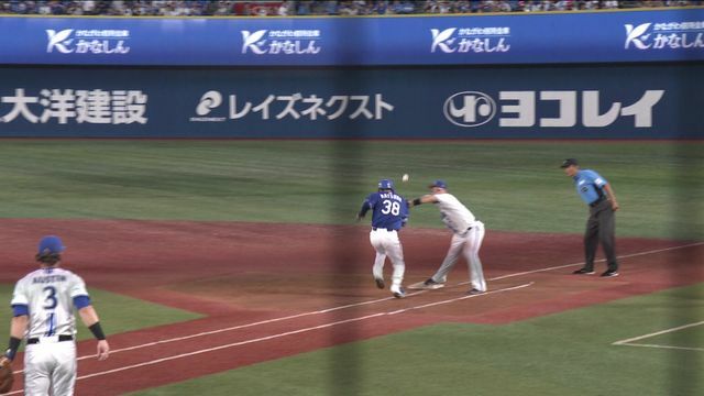 DeNAオースティン選手の送球が背中に当たる中日の松葉貴大投手