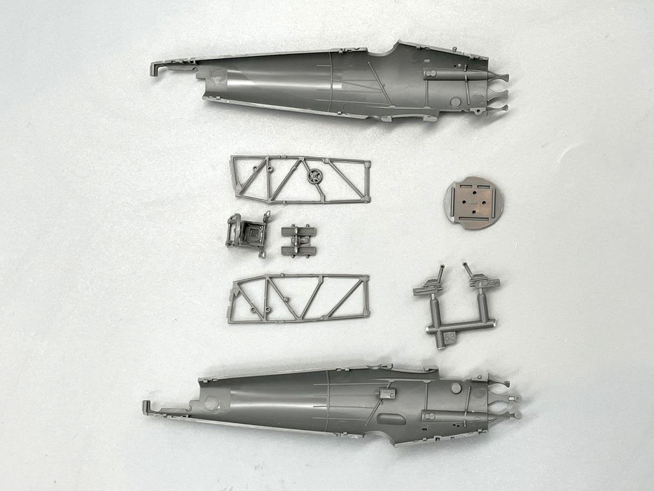 ▲胴体とコクピットパーツ。小さいので紛失に注意