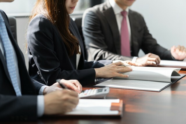 会議実施・会議調整は「1日の勤務時間の約3割」を占めている　※画像はイメージです（mapo/stock.adobe.com）