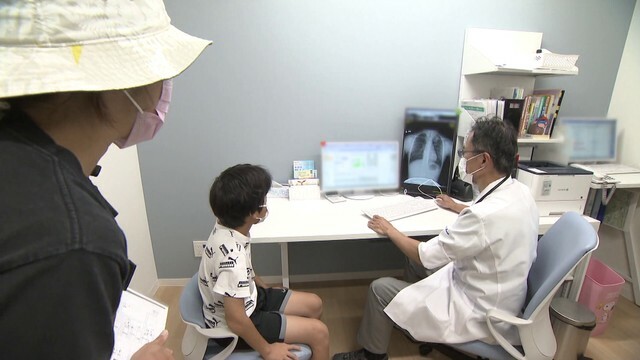 診察を受ける10歳の男の子