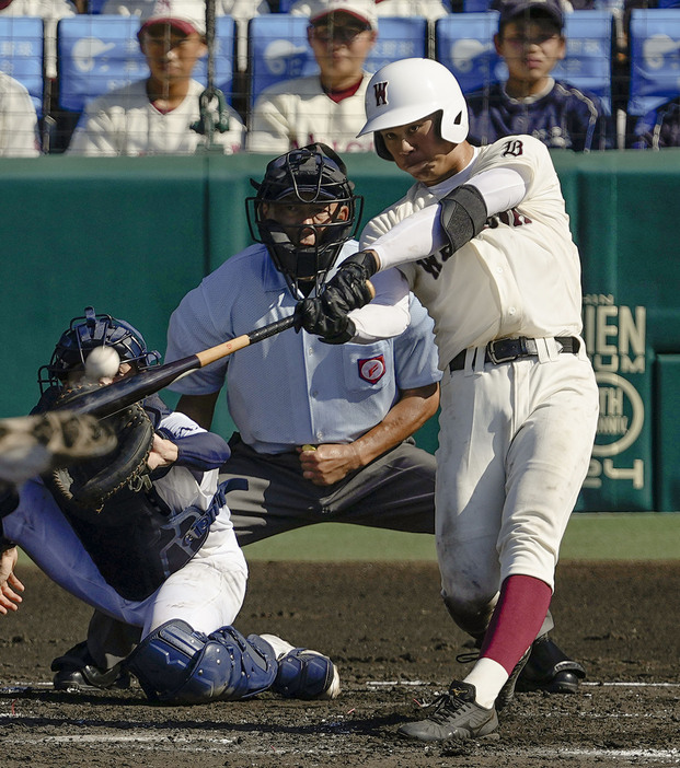 鳴門渦潮―早実　2回表早実2死満塁、宇野が左越えに走者一掃の二塁打を放つ＝甲子園