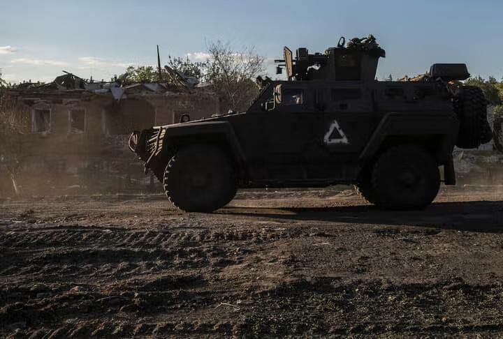 ロシアが目と鼻の先の国境の街を走るウクライナ軍の車両（8月14日、ウクライナ・スームィ地方）　 REUTERS/Viacheslav Ratynskyi