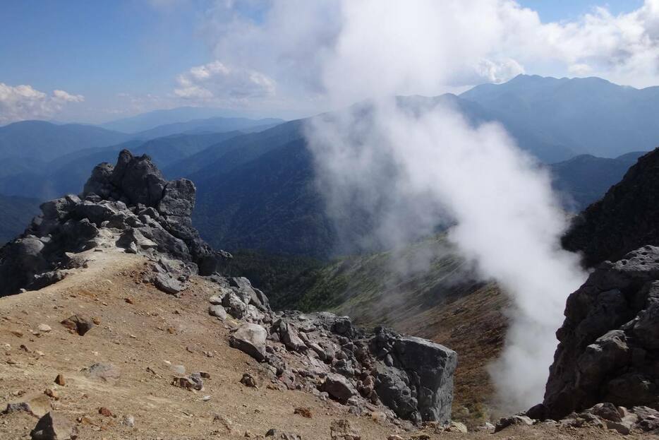 活火山に登山するための準備と注意点をご紹介します