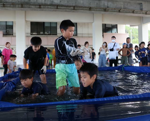 「くろしおおさかな探検隊」で魚のつかみ取りを楽しんだ子どもたち