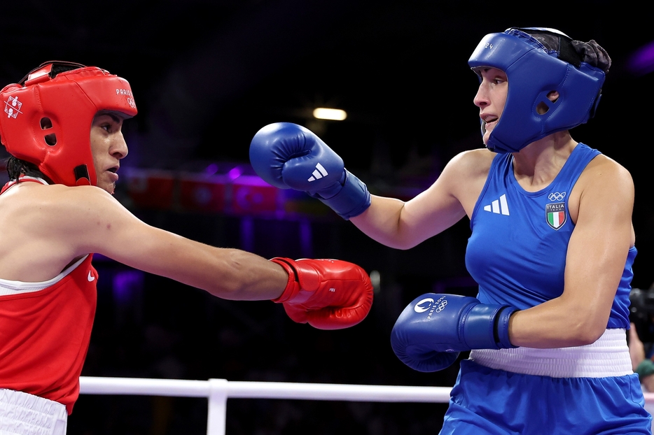 ケリフ（左）との対戦を終えたカリニ（右）は胸中を口にした。(C)Getty Images