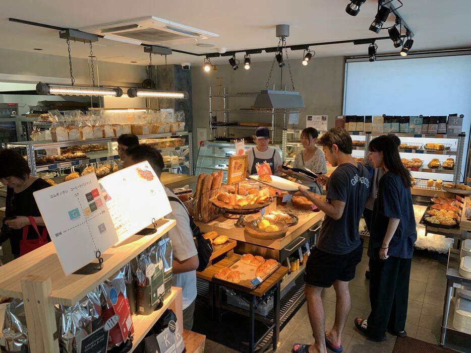 多種多様なパンが並ぶ「コムギノホシ仙川店」